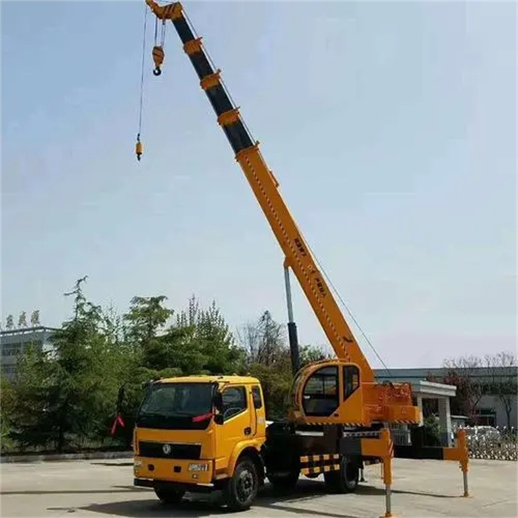 虎门港管委会钢筋笼入孔时,由吊车采用单点起吊